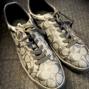 Signature Coach gray/black sneakers.